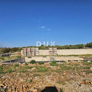 OTOK KRK, GRAD KRK - Fantastično zemljište s građevinskom dozvolom i panoramskim pogledom na more