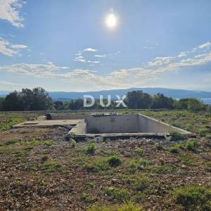 OTOK KRK, GRAD KRK - Fantastično zemljište s građevinskom dozvolom i panoramskim pogledom na more