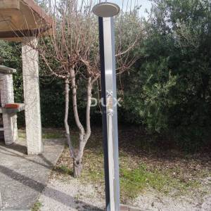 OTOK KRK, GRAD KRK - Samostojeća kuća s 3 stana, s garažom, grijanim bazenom i maslinikom