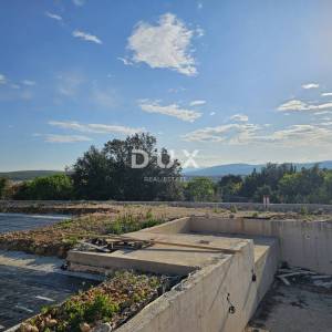 OTOK KRK, GRAD KRK - Vila s bazenom i spektakularnim pogledom, uz rub zelenog pojasa