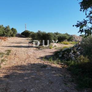 OTOK KRK, GRAD KRK - Zemljište za gradnju 730 m2 blizu mora