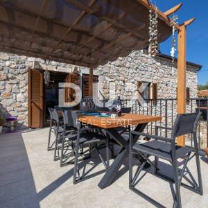 OTOK KRK - Luksuzna kamena vila s bazenom