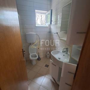 Otok Krk, Malinska, 61m2, 2s+db, terasa, okućnica