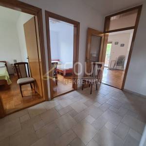Otok Krk, Malinska, 61m2, 2s+db, terasa, okućnica