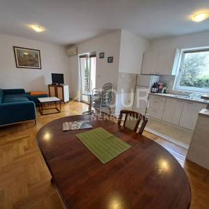 Otok Krk, Malinska, 61m2, 2s+db, terasa, okućnica