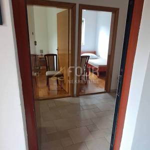 Otok Krk, Malinska, 61m2, 2s+db, terasa, okućnica