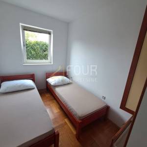 Otok Krk, Malinska, 61m2, 2s+db, terasa, okućnica