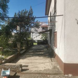 OTOK KRK, MALINSKA – Primorska kuća sa okućnicom
