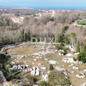 OTOK KRK, MALINSKA - Zemljište za vilu s bazenom, 836 m2, mirna lokacija okružena šumom