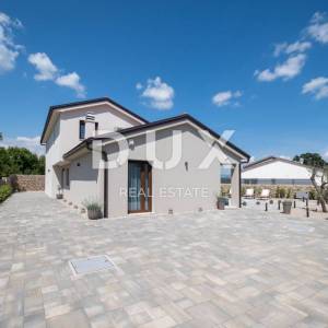 OTOK KRK, okolica grada Krka - Luksuzna vila u novogradnji na mirnoj lokaciji