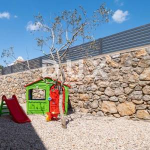 OTOK KRK, okolica grada Krka - Luksuzna vila u novogradnji na mirnoj lokaciji
