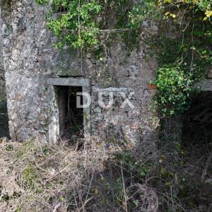 OTOK KRK, SOLINE - Kamena kuća za obnovu + građevinsko zemljište - RIJETKOST!