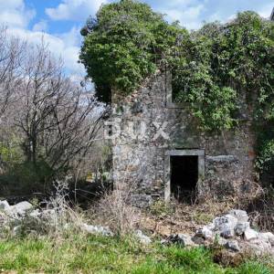 OTOK KRK, SOLINE - Kamena kuća za obnovu + građevinsko zemljište - RIJETKOST!