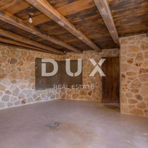 OTOK KRK, SOLINE (okolica) - Kamena vila s bazenom
