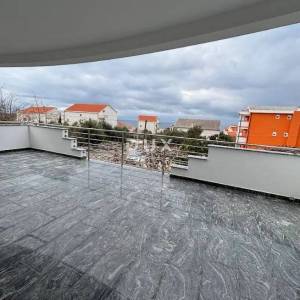 OTOK PAG, NOVALJA - Kuća sa apartmanima u srcu Novalje