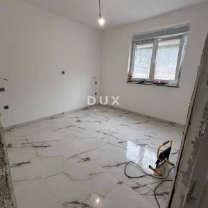 OTOK PAG, NOVALJA - Kuća sa apartmanima u srcu Novalje