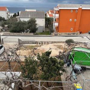 OTOK PAG, NOVALJA - Kuća sa apartmanima u srcu Novalje