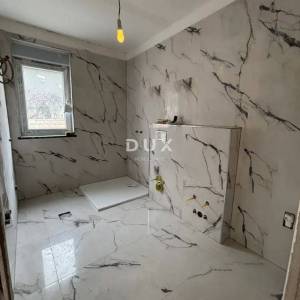 OTOK PAG, NOVALJA - Kuća sa apartmanima u srcu Novalje