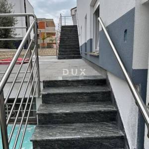 OTOK PAG, NOVALJA - Kuća sa apartmanima u srcu Novalje