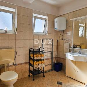 OTOK RAB, BARBAT - Samo 25m od mora, samostojeća kuća sa 6 apartmana, garažom i uređenom okućnicom