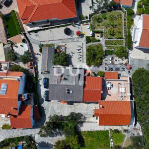 OTOK RAB, BARBAT - Samo 25m od mora, samostojeća kuća sa 6 apartmana, garažom i uređenom okućnicom