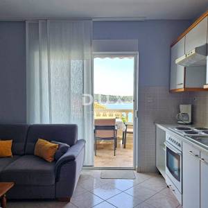 OTOK RAB, BARBAT - Samo 25m od mora, samostojeća kuća sa 6 apartmana, garažom i uređenom okućnicom