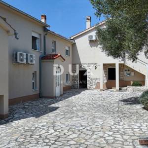 OTOK RAB, BARBAT - Samo 25m od mora, samostojeća kuća sa 6 apartmana, garažom i uređenom okućnicom