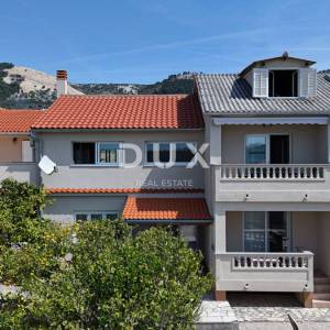 OTOK RAB, BARBAT - Samo 25m od mora, samostojeća kuća sa 6 apartmana, garažom i uređenom okućnicom