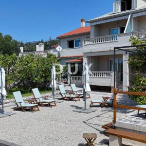 OTOK RAB, BARBAT - Samo 25m od mora, samostojeća kuća sa 6 apartmana, garažom i uređenom okućnicom