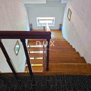 OTOK RAB, BARBAT - Samo 25m od mora, samostojeća kuća sa 6 apartmana, garažom i uređenom okućnicom