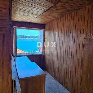 OTOK RAB, BARBAT - Samo 25m od mora, samostojeća kuća sa 6 apartmana, garažom i uređenom okućnicom