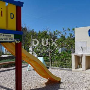 OTOK RAB, BARBAT - Samo 25m od mora, samostojeća kuća sa 6 apartmana, garažom i uređenom okućnicom