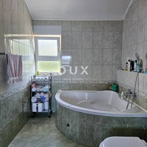 OTOK RAB, BARBAT - Samo 25m od mora, samostojeća kuća sa 6 apartmana, garažom i uređenom okućnicom