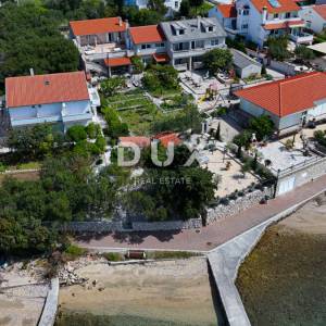 OTOK RAB, BARBAT - Samo 25m od mora, samostojeća kuća sa 6 apartmana, garažom i uređenom okućnicom