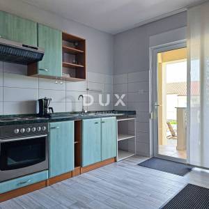OTOK RAB, BARBAT - Samo 25m od mora, samostojeća kuća sa 6 apartmana, garažom i uređenom okućnicom