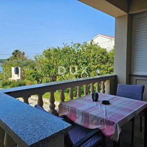 OTOK RAB, BARBAT - Samo 25m od mora, samostojeća kuća sa 6 apartmana, garažom i uređenom okućnicom