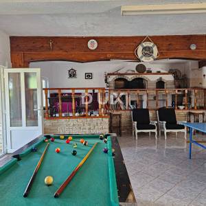 OTOK RAB, BARBAT - Samo 25m od mora, samostojeća kuća sa 6 apartmana, garažom i uređenom okućnicom