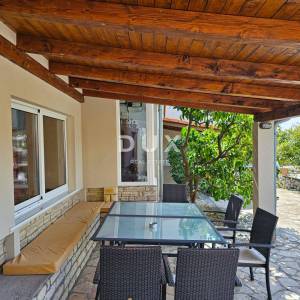 OTOK RAB, BARBAT - Samo 25m od mora, samostojeća kuća sa 6 apartmana, garažom i uređenom okućnicom