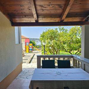 OTOK RAB, BARBAT - Samo 25m od mora, samostojeća kuća sa 6 apartmana, garažom i uređenom okućnicom