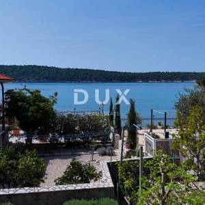OTOK RAB, BARBAT - Samo 25m od mora, samostojeća kuća sa 6 apartmana, garažom i uređenom okućnicom