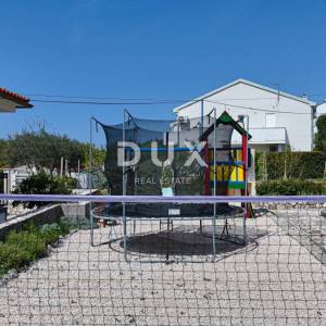 OTOK RAB, BARBAT - Samo 25m od mora, samostojeća kuća sa 6 apartmana, garažom i uređenom okućnicom