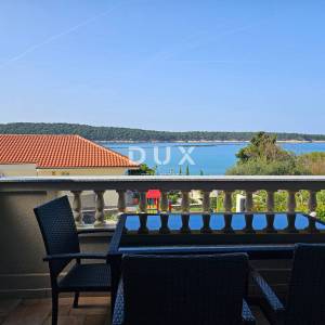 OTOK RAB, BARBAT - Samo 25m od mora, samostojeća kuća sa 6 apartmana, garažom i uređenom okućnicom
