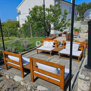 OTOK RAB, BARBAT - Samo 25m od mora, samostojeća kuća sa 6 apartmana, garažom i uređenom okućnicom