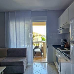 OTOK RAB, BARBAT - Samo 25m od mora, samostojeća kuća sa 6 apartmana, garažom i uređenom okućnicom