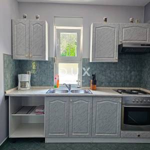 OTOK RAB, BARBAT - Samo 25m od mora, samostojeća kuća sa 6 apartmana, garažom i uređenom okućnicom