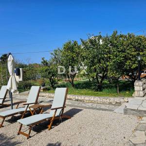 OTOK RAB, BARBAT - Samo 25m od mora, samostojeća kuća sa 6 apartmana, garažom i uređenom okućnicom