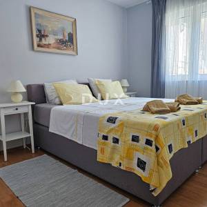 OTOK RAB, BARBAT - Samo 25m od mora, samostojeća kuća sa 6 apartmana, garažom i uređenom okućnicom