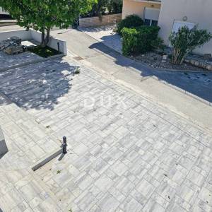 OTOK RAB, BARBAT - Vrhunska lokacija, 150m od mora! Stan 2S+DB, okućnica, parking, pogled na more
