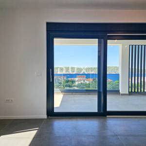 OTOK RAB, BARBAT - Vrhunska lokacija, 150m od mora! Stan 2S+DB, okućnica, parking, pogled na more