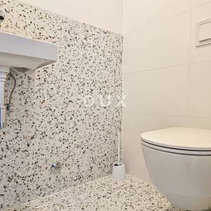 OTOK RAB, BARBAT - Vrhunska lokacija, 150m od mora! Stan 2S+DB, okućnica, parking, pogled na more
